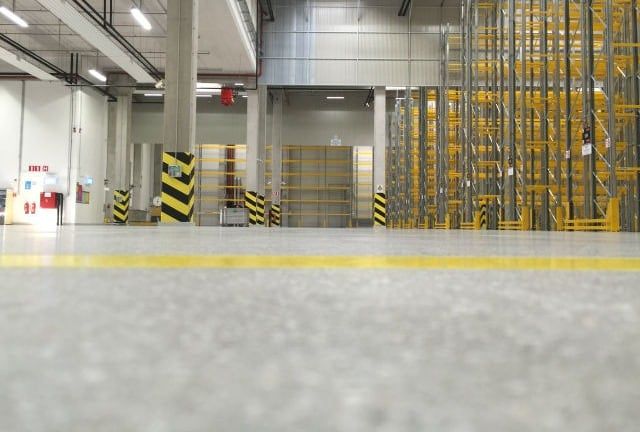 DB Schenker: Skladiščni tlak z označenimi voznimi potmi