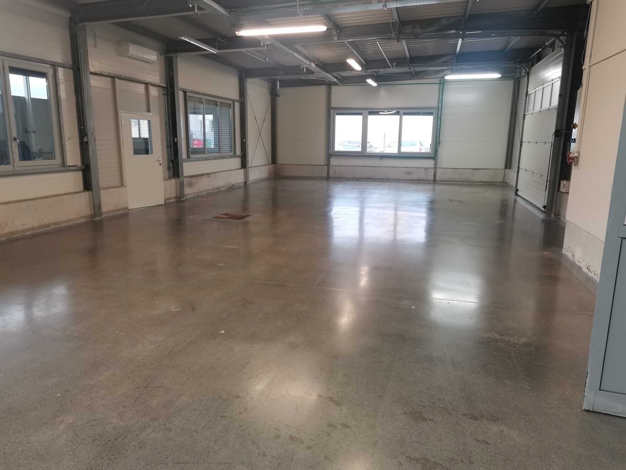 Po: Ista hala, drugi prostor: od zamaščenega betona do zaprte površine