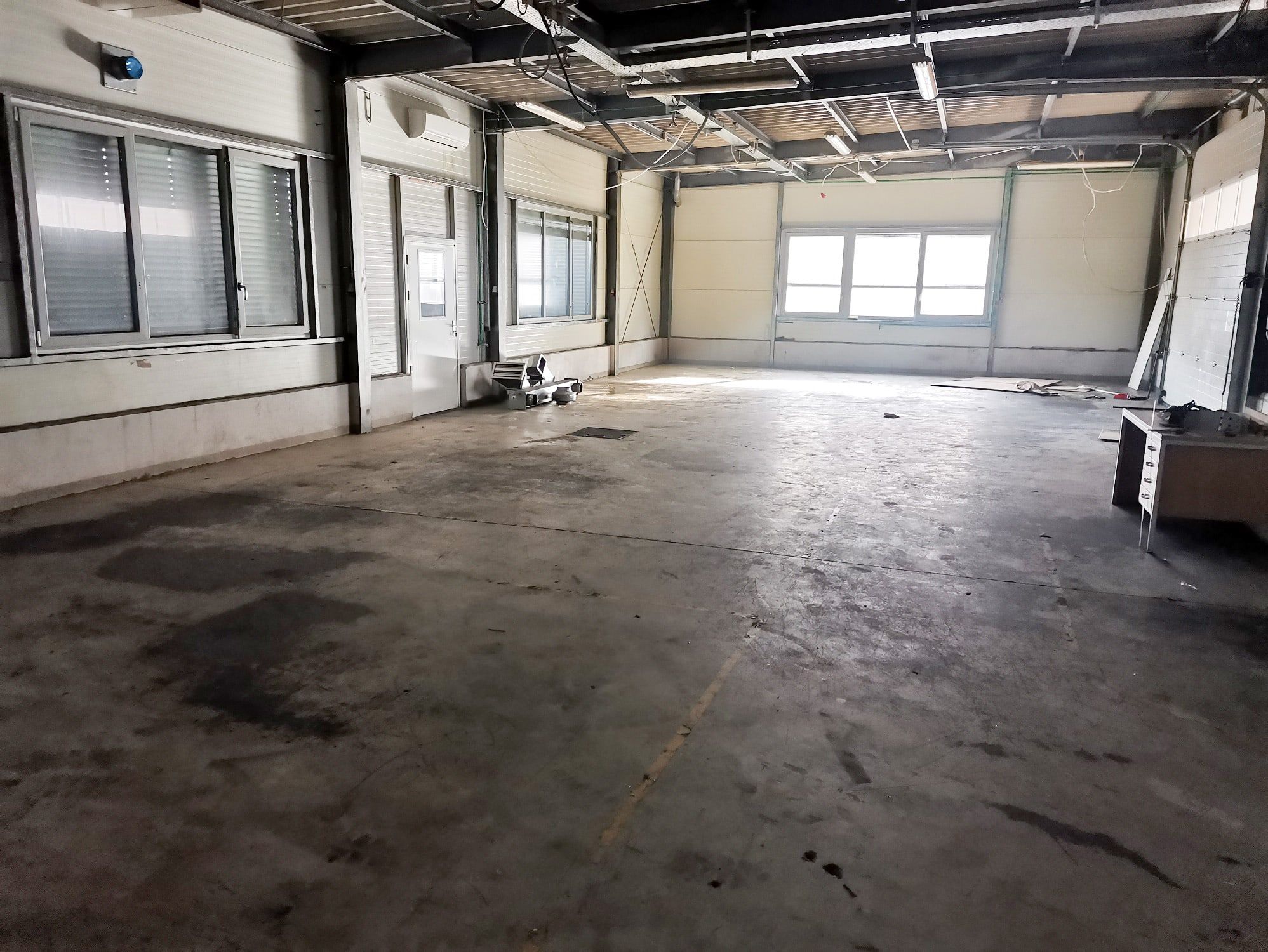 Pred: Ista hala, drugi prostor: od zamaščenega betona do zaprte površine