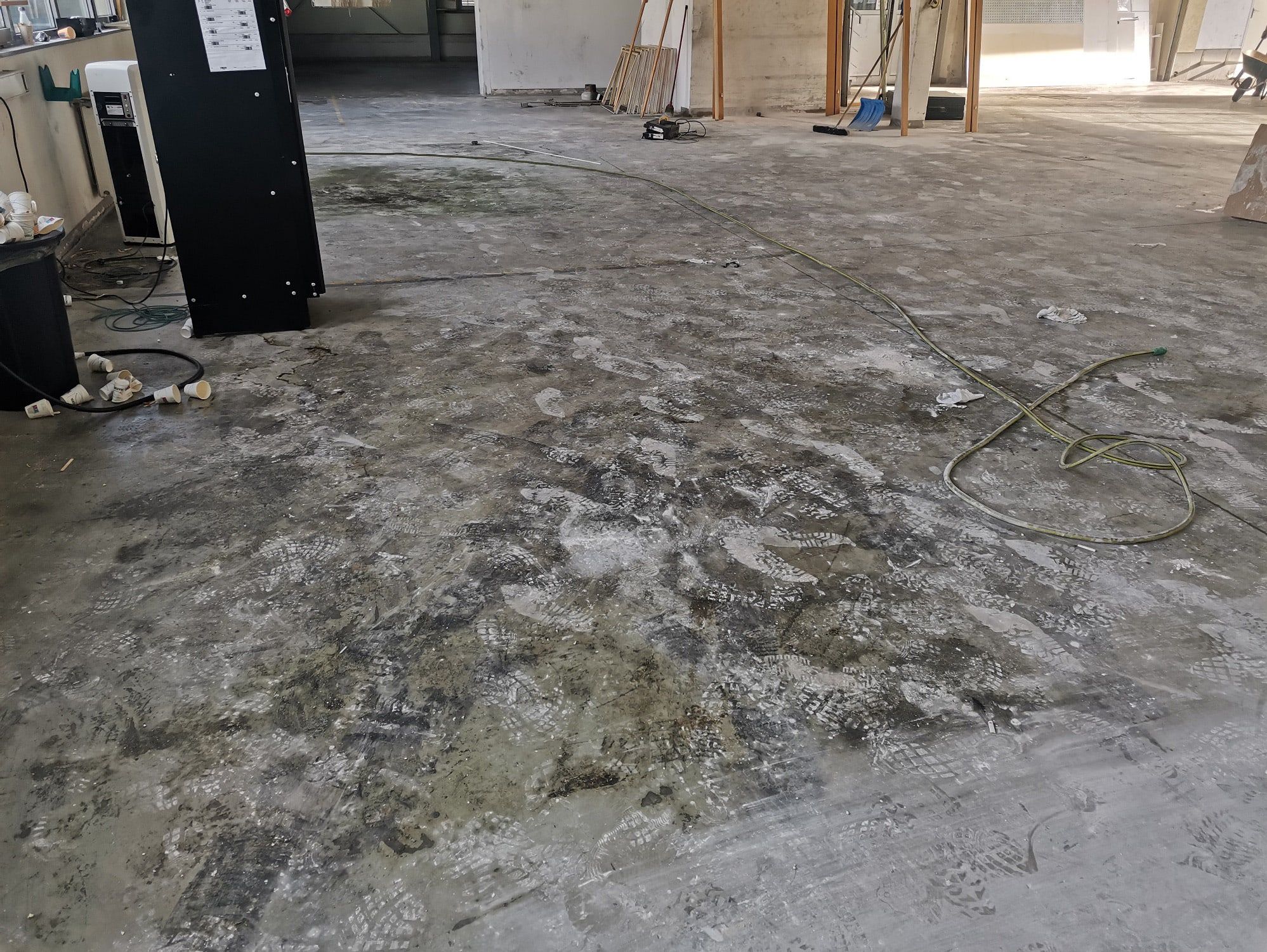 Poškodovan in zamaščen industrijski beton pred obdelavo