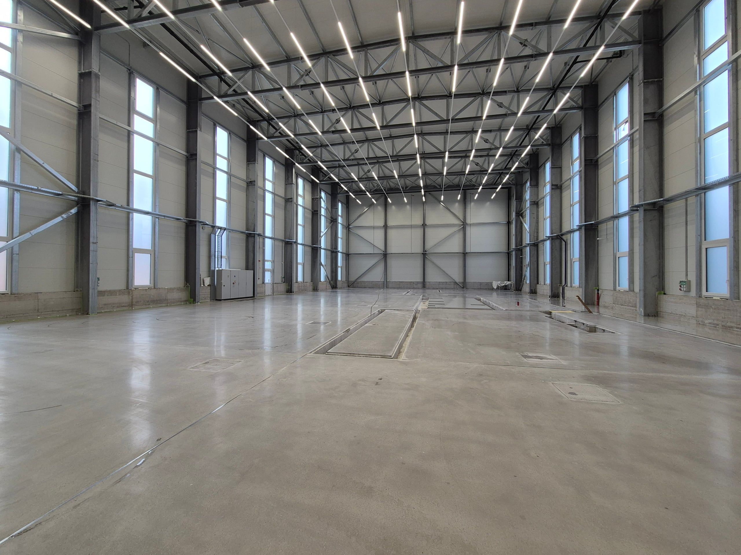 Dolga industrijska hala z obdelanim betonskim tlakom