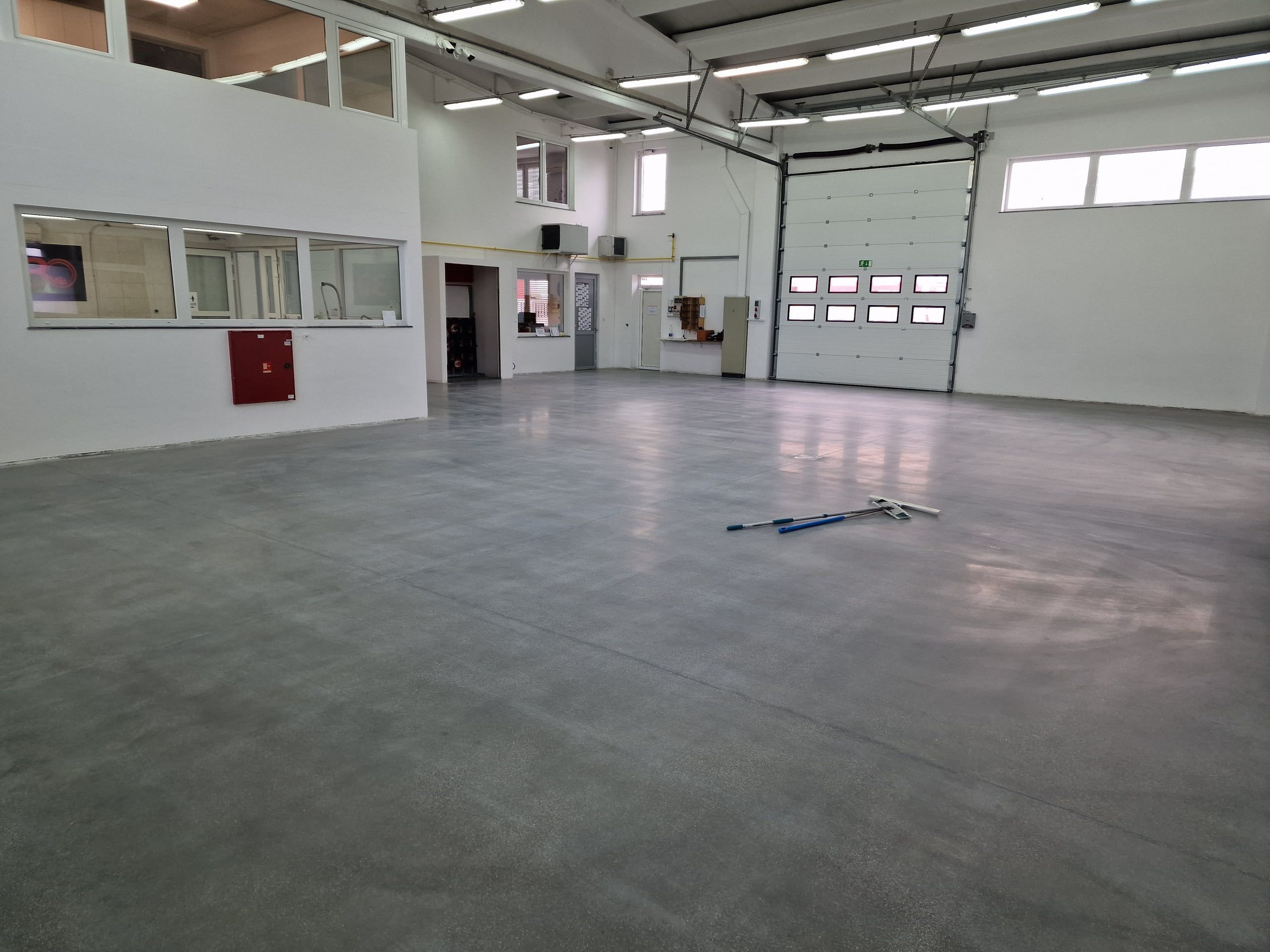 Obdelana industrijska hala po brušenju in obdelavi Lithurin